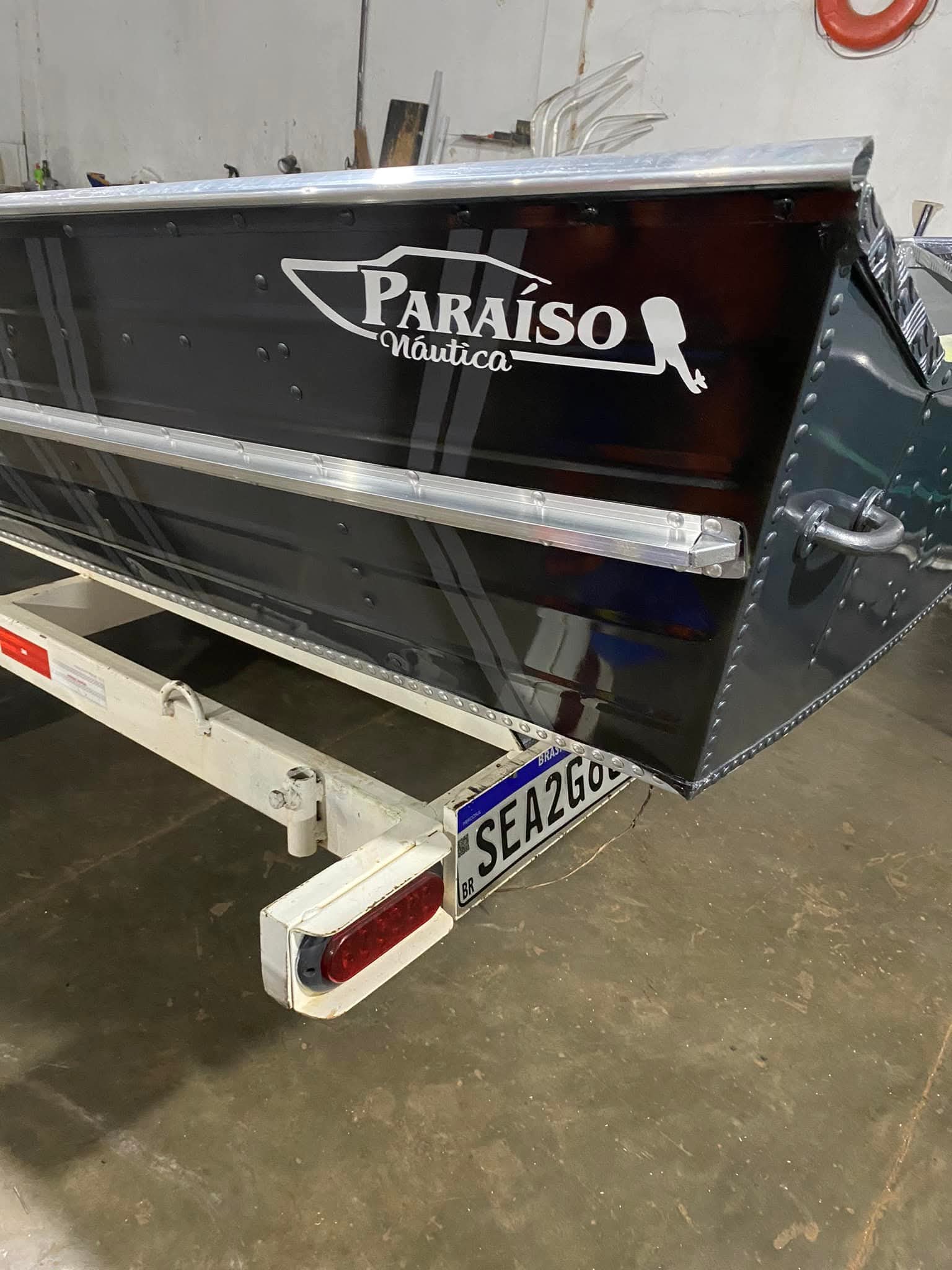 Barco navegando em água calma