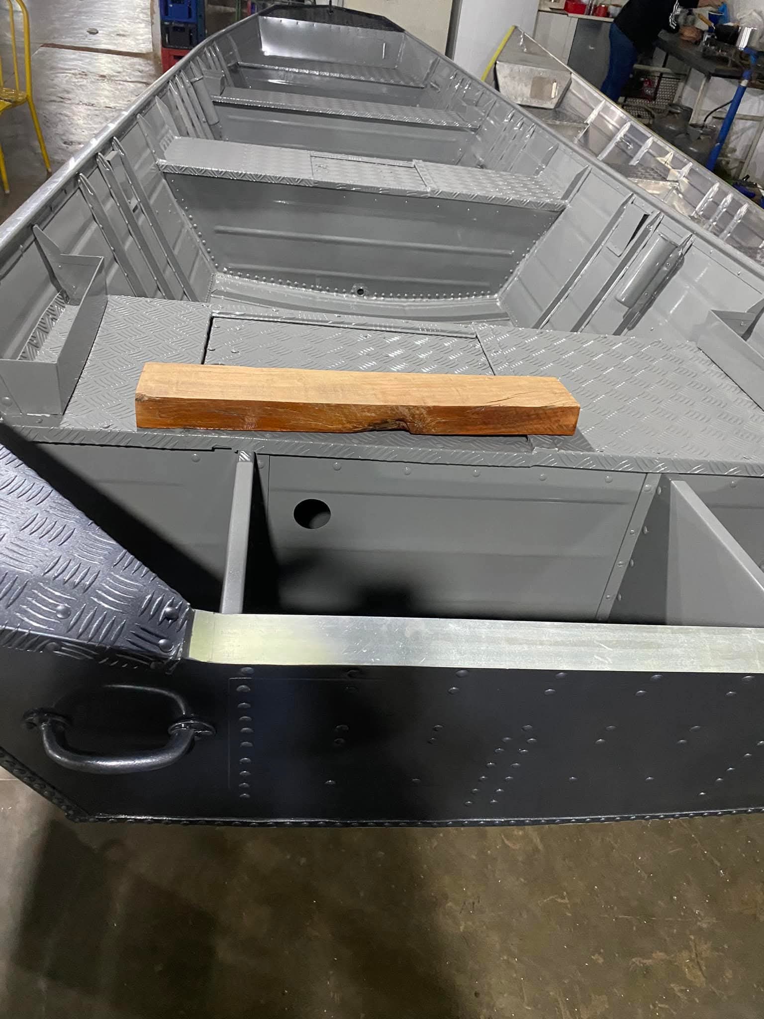 Vista lateral do barco de alumínio