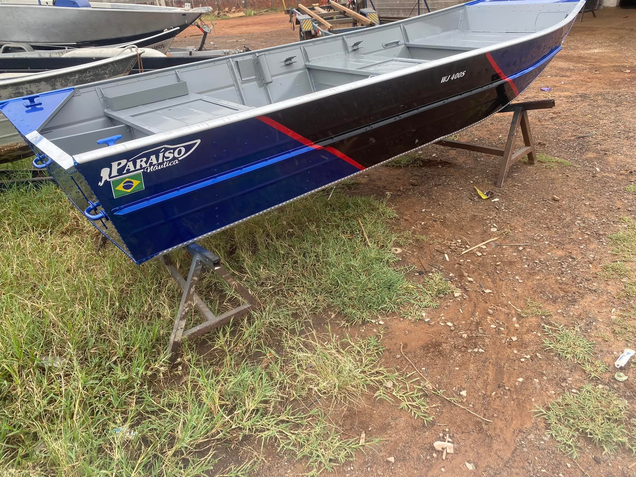 Cliente recebendo barco personalizado