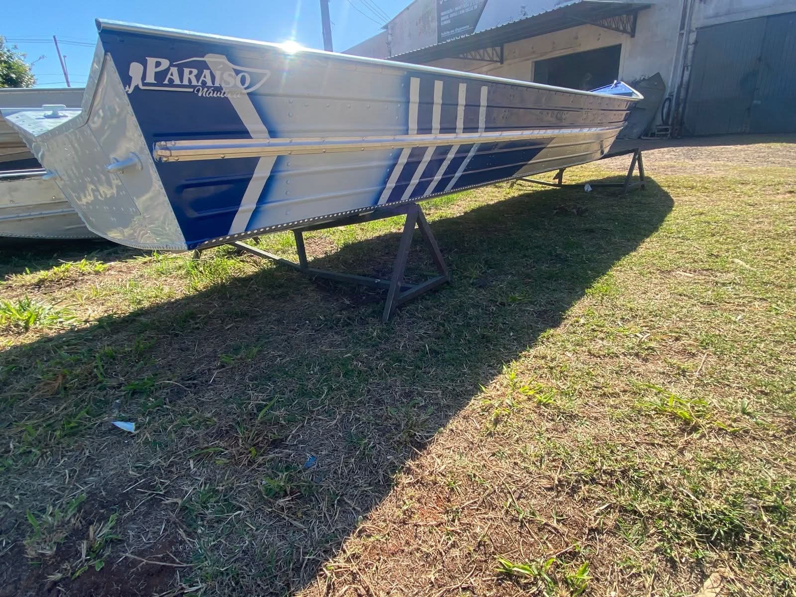 Barco reforçado para pesca esportiva